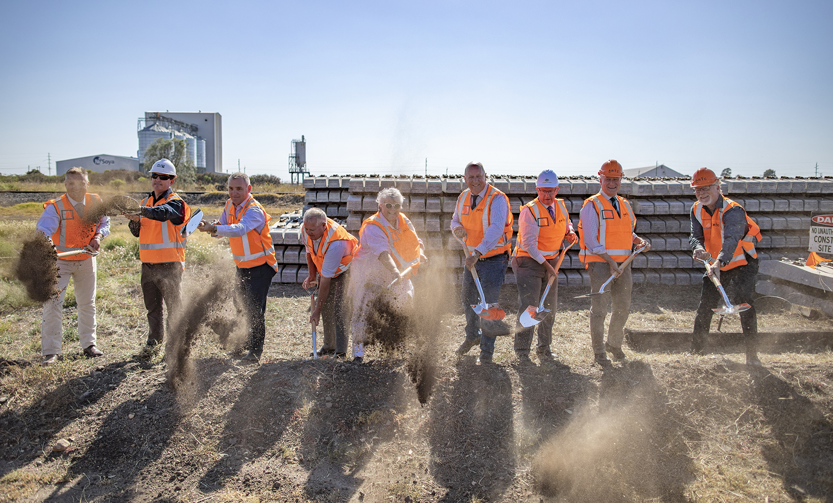 Special guests including Deputy Prime Minister Michael McCormarck, Member for Parkes Mark Coulton and Inland Rail CEO Richard Wankmuller ceremonially turning sod.