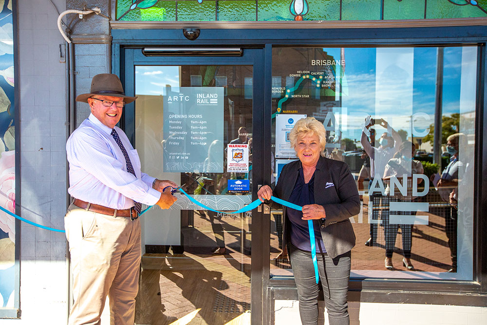 Member for Parkes Mark Coulton and Narrabri Shire Deputy Mayor Cathy Redding officially open the Inland Rail office in Narrabri